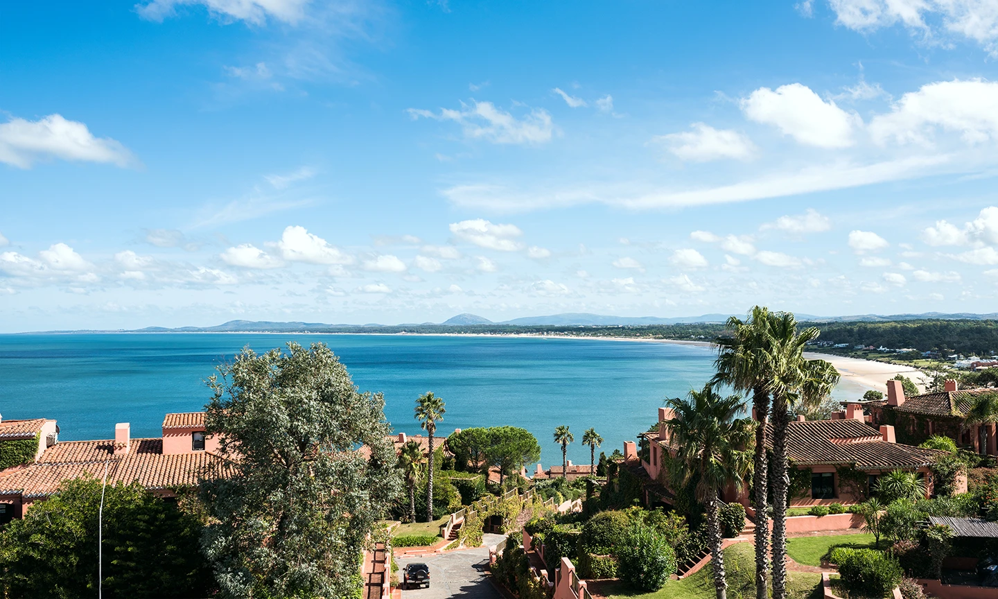 A quiet stretch of the Uruguayan coast with houses beside the beach